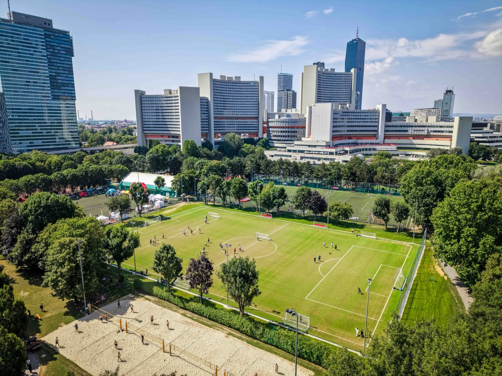 Sportcenter Donaucity – Sportanlage mit Wiener Donaucity-Skyline